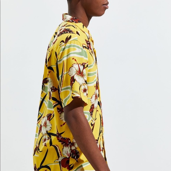 UO Tropical Rayon Short Sleeve Button-Down Shirt - Picture 4 of 13